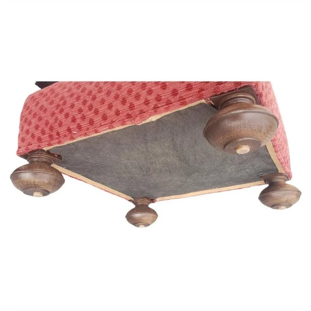 A beautiful late 20th century walnut and Upholstered William and Mary style footstool or ottoman in very good vintage...