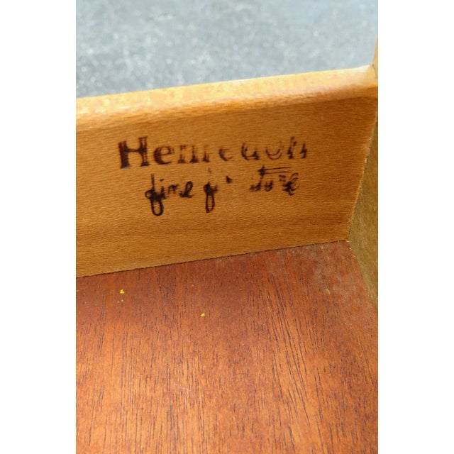 Wood 20th Century Traditional Henredon Furniture Mahogany Nightstand Side End Lamp Table For Sale - Image 7 of 13