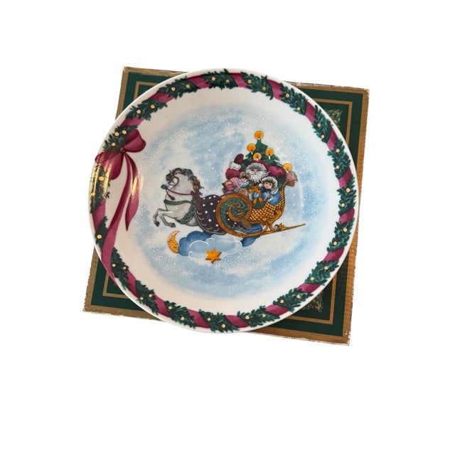 Offering a vintage Royal Copenhagen "Jingle Bells" Christmas serving plate designed by Hans Henrik Hansen. 8” round Salad...