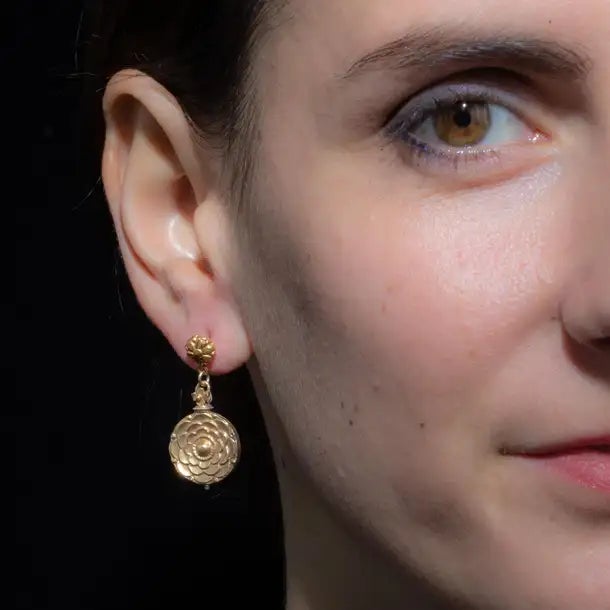 Mid-Century Modern Pair of 18k Gold Floral Drop Earrings For Sale - Image 3 of 4