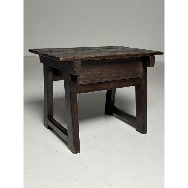 Spanish side table. Early 20th century. Beautiful dark color. Robust appearance. In good condition, with a spacious...