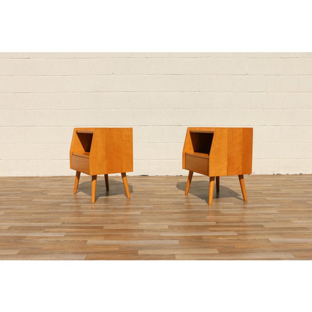 Mid-Century Modern Pair of Maple Nightstands in the Style of Heywood-Wakefield, Circa 1960s For Sale - Image 11 of 18
