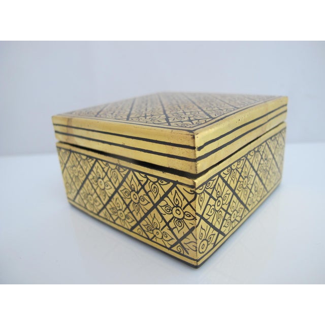 Early 20th Century Burmese Gold Leaf & Black Lacquer Geometric Flower Pattern Trinket Box With Lid For Sale - Image 5 of 9