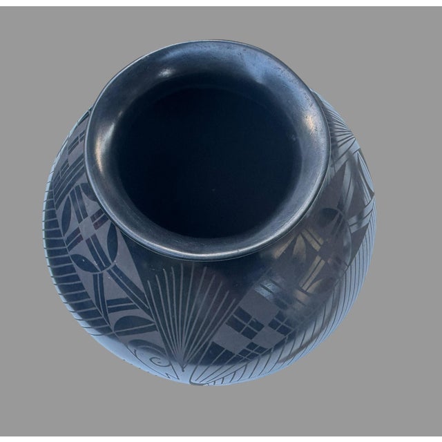 Mid 20th Century Jesus Pina Mata Ortiz Black on Black Pottery Olla Vase Signed 10” Mexico For Sale - Image 5 of 7