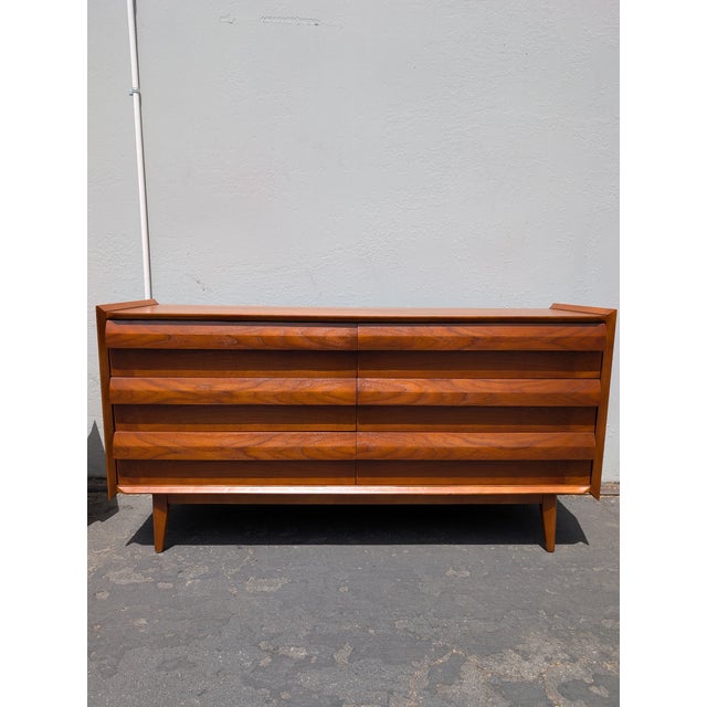 1960s Mid Century Modern Walnut 6 Drawer 'First Edition' Dresser & Nightstand by Lane, C1960s, Attributed For Sale - Image 5 of 17