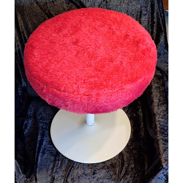 Vintage Stool with White Metal Frame and Pink Seat Cover, 1970s For Sale - Image 4 of 5