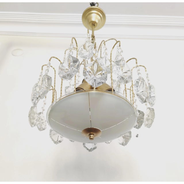 Lighting capacity depend on your prefered lamps.The lambs on the photos are E27 international standart voltage and sizes....