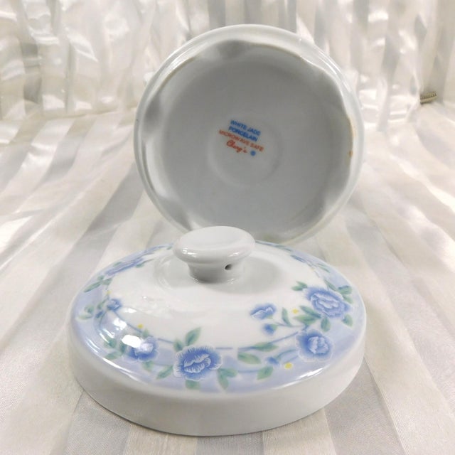 1970s Cheng’s White Jade Porcelain Covered Biscuit Jar With Fairy Handles-Damaged For Sale In San Francisco - Image 6 of 11