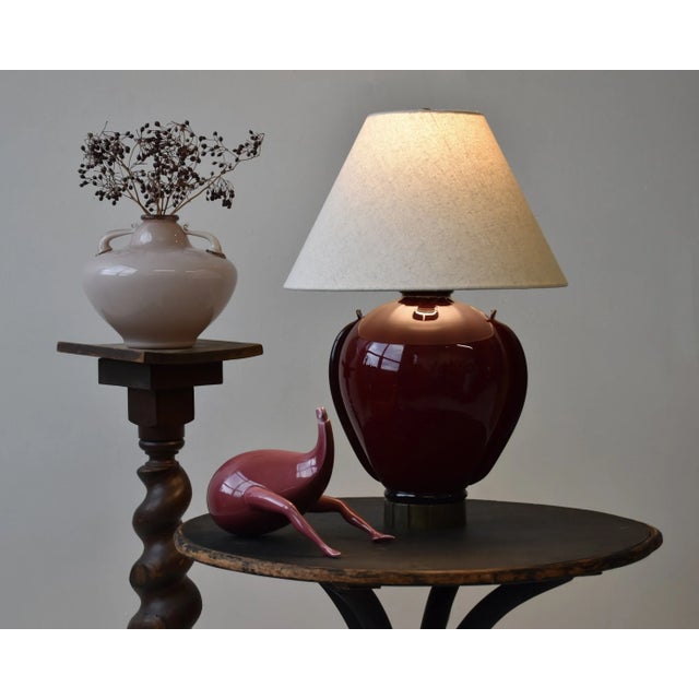Mid-Century Modern Vintage Garnet Blown Glass Urn Table Lamp, Circa 1950s For Sale - Image 3 of 16