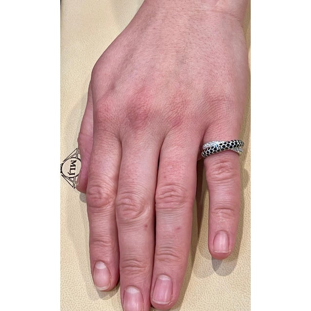 0.8 Carat Black and 0.7 Carat White Diamond Cross Over Band 18 Karat White Gold For Sale - Image 4 of 18