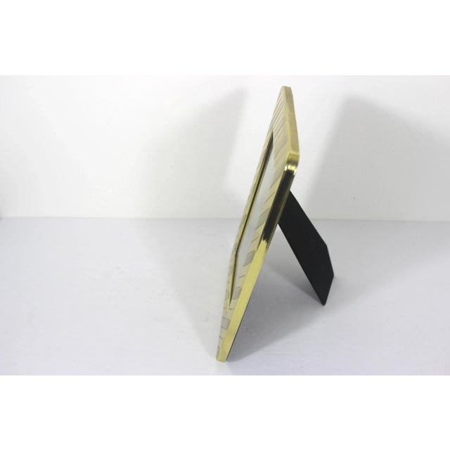 Mid-Century Modern 80’s 5x7 Rectangular Striped Brass Picture Frame With Black Velvet Back, Table Top For Sale - Image 3 of 9