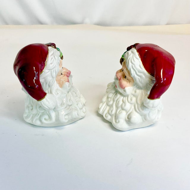 Ceramic 1980s Americana Boho Chic Majolica Fitz & Floyd Santa Salt & Pepper Shakers - A Pair, Christmas For Sale - Image 7 of 9