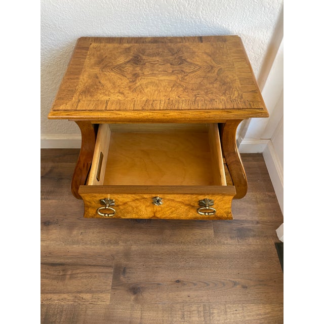 Brown 1960s American of Martinsville Olive Ash Burl "Bombe" Nightstand – Authentic Vintage For Sale - Image 8 of 10