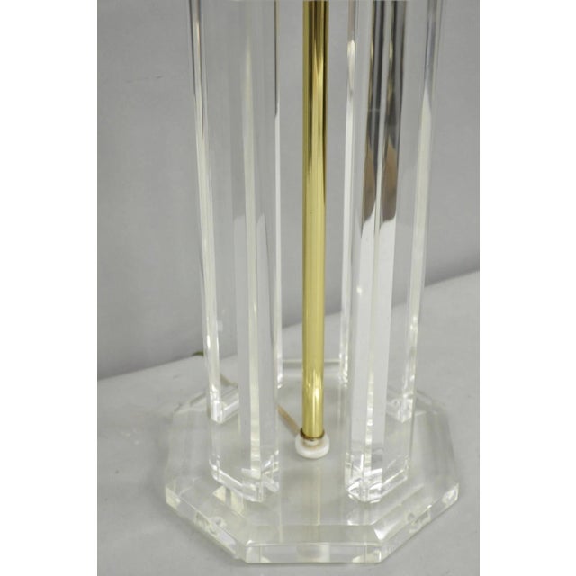 Vintage Mid Century Modern Clear Lucite & Brass Sculptural Modernist Table Lamp For Sale - Image 4 of 12