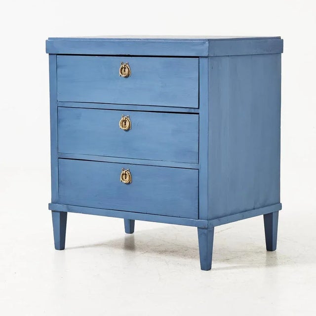 An antique that doesn't show its age. The chest of drawers has a moderate size of 79 cm in height, 72 cm in width and 48...
