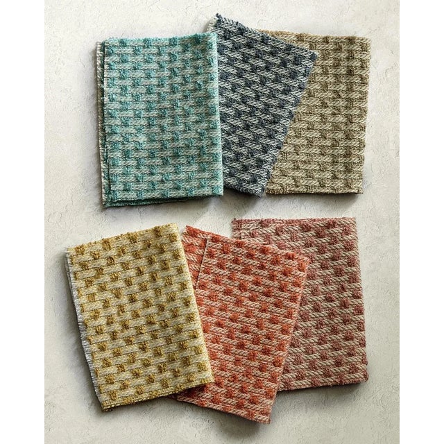 A boucle with a checkerboard effect Hito carries a strie effect on the ground. A lovely coordinate the colourways range...