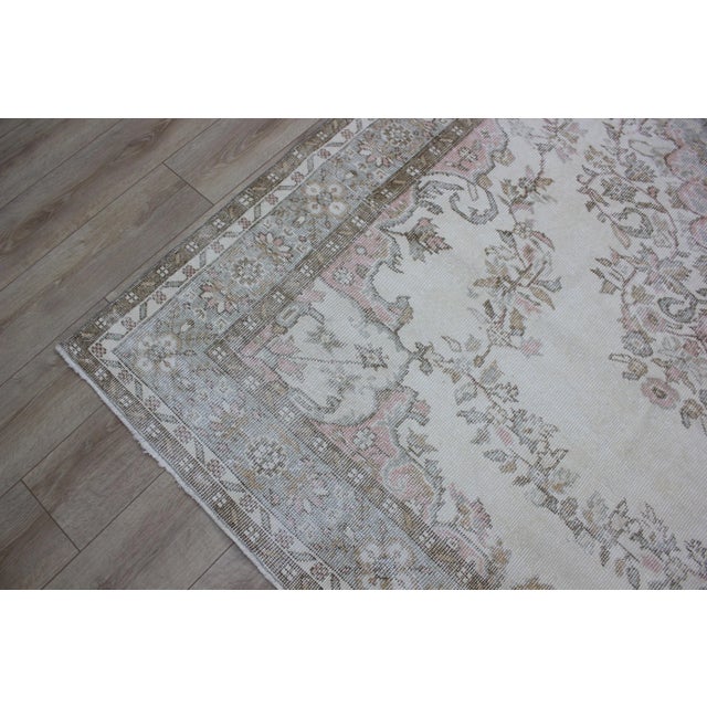 1950s 1950s Turkish Vintage Handmade Floral Desing Vintage White Oushak Wool Area Rug For Sale - Image 5 of 13