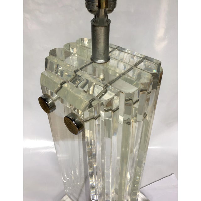 Mid-Century Modern Lucite Skyscraper Table Lamp For Sale In Philadelphia - Image 6 of 10