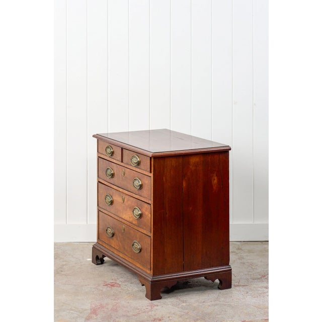 English Early 18th Century Georgian Two Over Three Mahogany Chest of Drawers/Bedside For Sale - Image 3 of 10