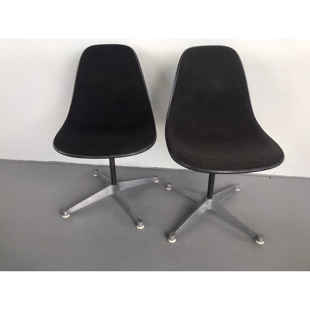 Pair of Herman Miller Eames Swivel Base Office Chairs in Black Fabric, Dated 1983 For Sale In Miami - Image 6 of 13