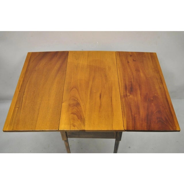 Antique American Colonial Cherry Wood Slender Leg Pembroke Lamp Side End Table For Sale - Image 9 of 12