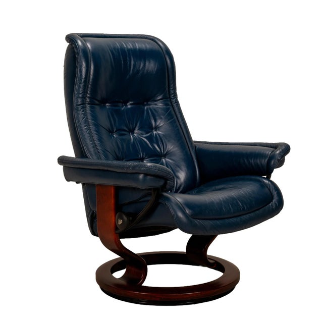 Mid-Century Modern Ekornes Stressless Royal Recliner – Medium – Blue Leather With Wood Base - Made in Norway For Sale - Image 3 of 11