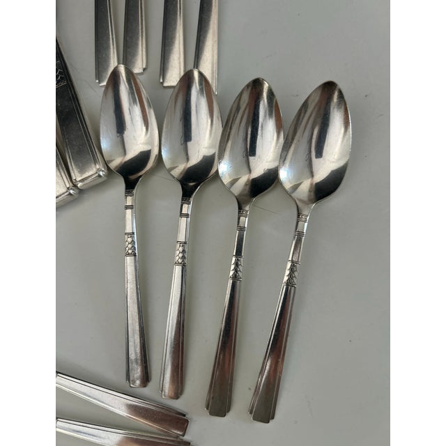 1930s Art Deco 1881 Roger's Oneida Ltd. "Capri" Pattern Silver Plates Flatware Set 20 Pieces For Sale In New York - Image 6 of 7