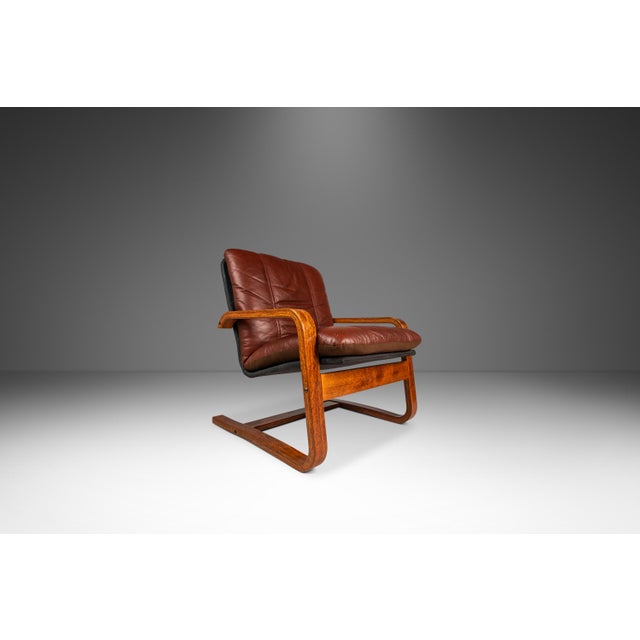 Mid-Century Modern Set of Two (2) Scandinavian Modern Bentwood Lounge Chairs in the Manner of Ingmar Relling, Scandinavia, C. 1980s For Sale - Image 3 of 18