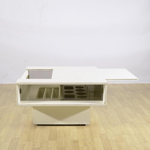 This vintage bar cabinet is an icon of the spatial and functional design of the 1970s, an era defined by experimentation...