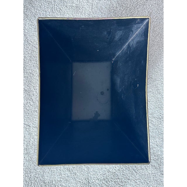 Red Fleur De Lis Tole Wastepaper Basket With Brass Handles For Sale In Savannah - Image 6 of 7