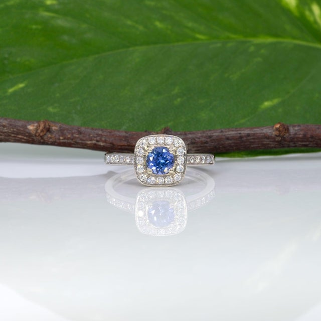 2020s Tanzanite Estate Ring With Natural Diamond Accents: Solid 14k Gold, Round 5mm, Size 6.75 For Sale - Image 5 of 8