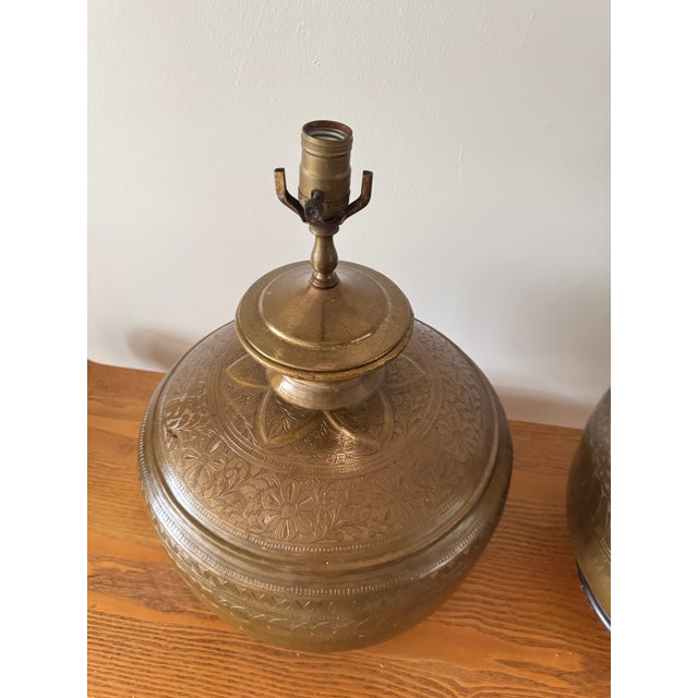 Gold Vintage Hollywood Regency Engraved Brass Urn Table Lamps - a Pair For Sale - Image 8 of 12