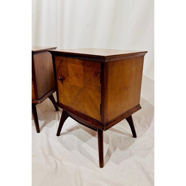 Walnut Mid Century Modern Paire De Petites Tables De Nuit With Checkered Burl Tops For Sale - Image 13 of 13