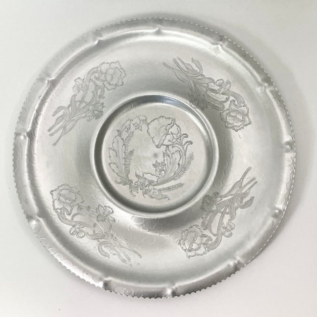 1950s Vintage Boho Chic Arts & Crafts Hand Wrought Etched Aluminum Round Serving Tray. For Sale - Image 9 of 11