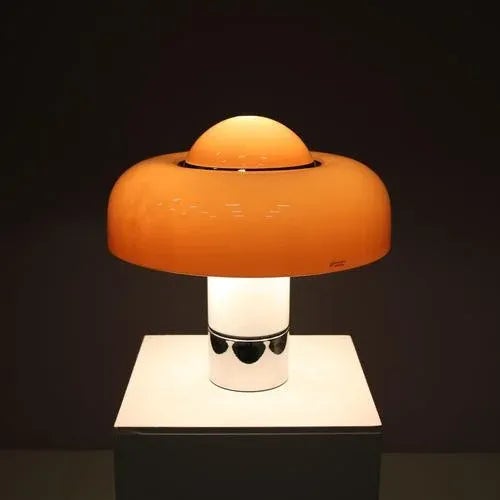 A much sought after table lamp, model “Brumbury”, designed by Luigi Massoni and manufactured by Guzzini in Italy around...