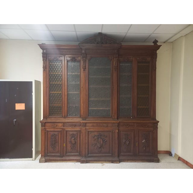 The bookcase can be dismantled into several parts for transport.