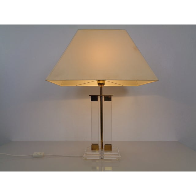 Italian table lamp in acrylic glass and brass applications from the 1970s. European Plug (up to 250V).The wiring of this...