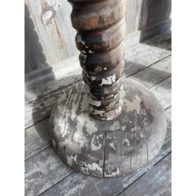 Vintage Column in Wood, in Very Good conditions. Designed 1890 to 1919