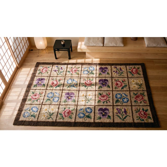 1940s Tan-Taupe Floral Checkerboard Folk Art Antique American Hooked Rug 3'9"x 5'6" Wool Carpet For Sale In New York - Image 6 of 8