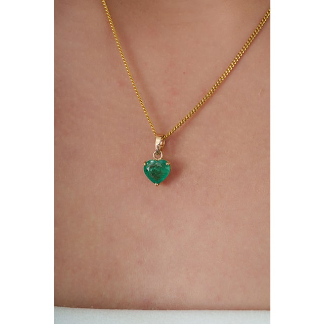 Asian Antique 14k Yellow Gold 1.45 Carat Heart-Shaped Emerald Solitaire Pendant Charm for Her For Sale - Image 3 of 14