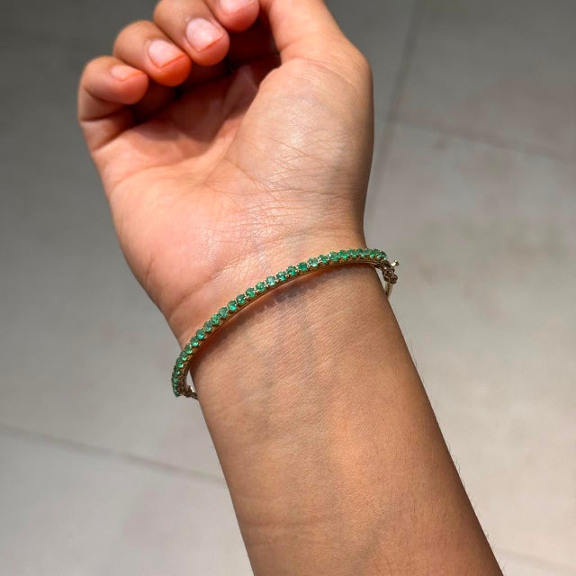 Victorian Modern 1.86ct Round Cut Emerald Tennis Bangle Bracelet in 14k Yellow Gold For Sale - Image 3 of 17