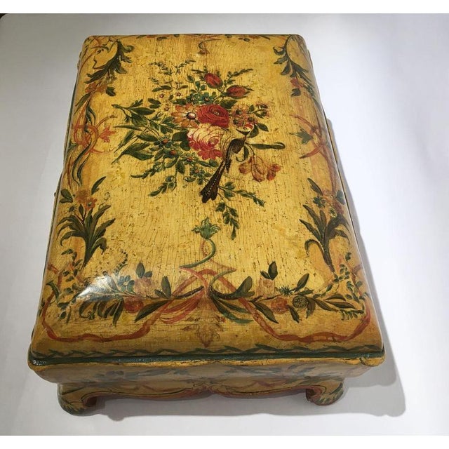 Wood Venetian Lacquered Wooden Yellow Box with Flowers and Birds, 1750 For Sale - Image 7 of 18