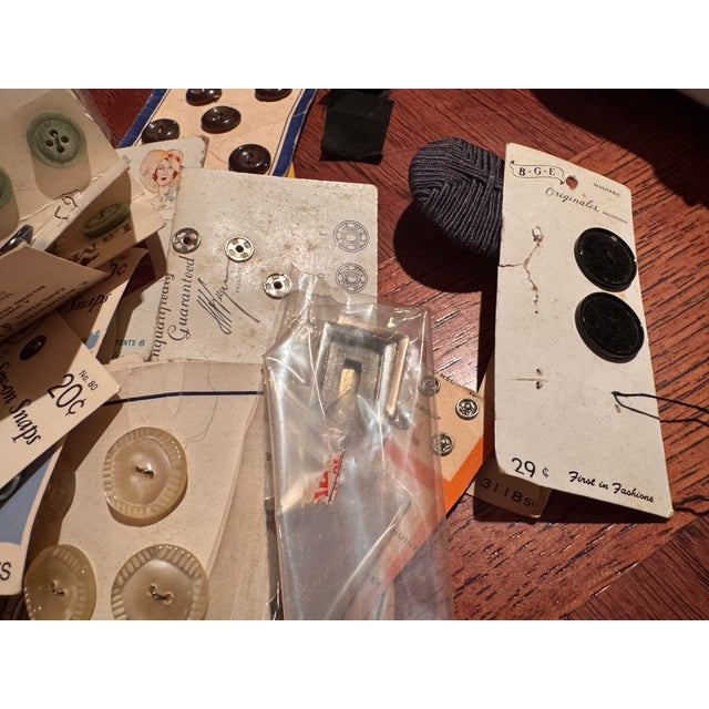 Vintage Sewing Basket Containing 1920s-1930s Buttons and Snaps For Sale In Portland, OR - Image 6 of 9