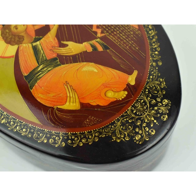 Paint Mid 20th Century Hand-Painted Vladimir Mother of God Iconography Papier-Mâché Lacquer Trinket Box For Sale - Image 7 of 10