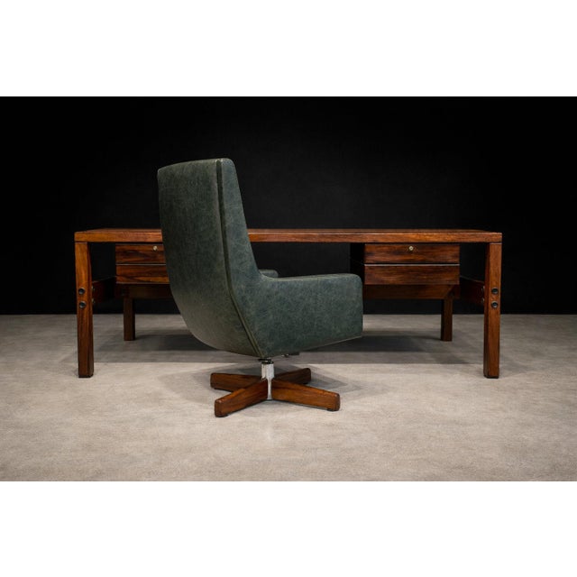 1960s Brazilian Modern Desk with four drawers in Rosewood, Sergio Rodrigues, 1960s - Lot 201A For Sale - Image 5 of 16