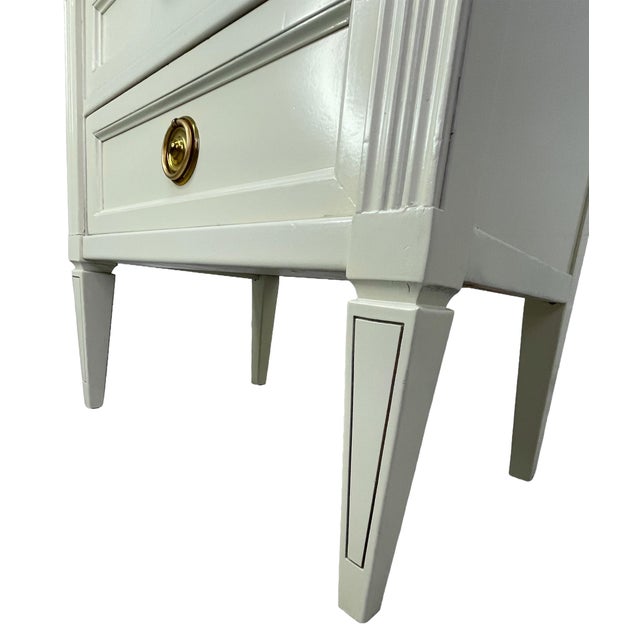 Pair of American of Martinsville Transitional Nightstands in Off-White Lacquer With Brass Hardware, C. 1970s For Sale - Image 9 of 12