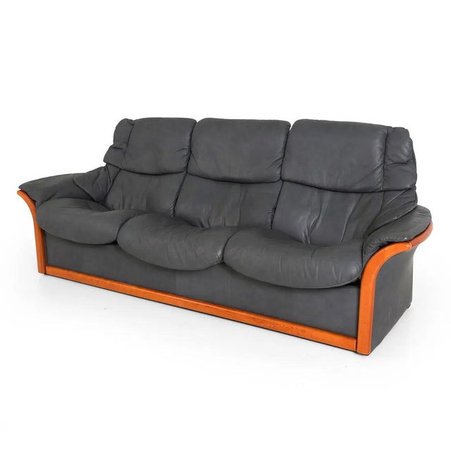 An Ekornes (label attached) Eldorado Stressless leather sofa. The sofa is well made and allows for reclining (mechanism...