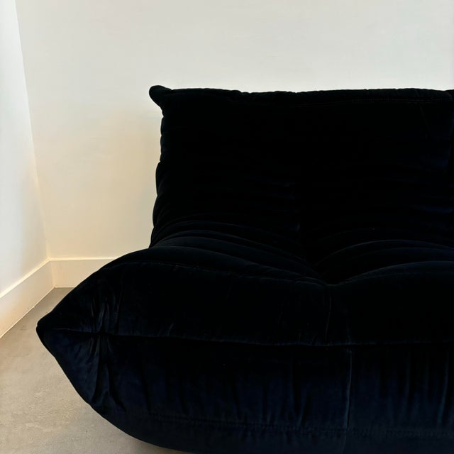 Three-seater leather sofa. Fully reupholstered, will be delivered with its original cover and cushions. This piece has an...