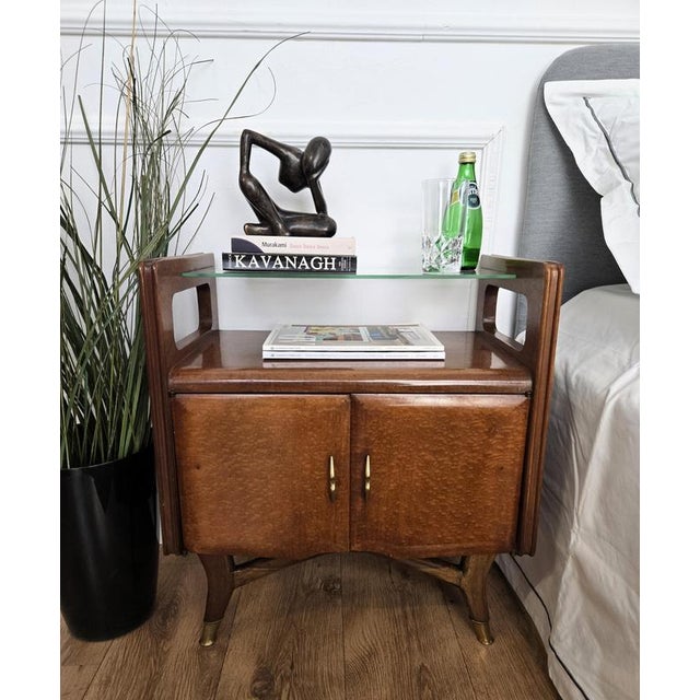 Mid-Century Italian Art Deco Style Bedside Tables in Walnut with Glass Tops, 1950s, Set of 2 For Sale - Image 3 of 11