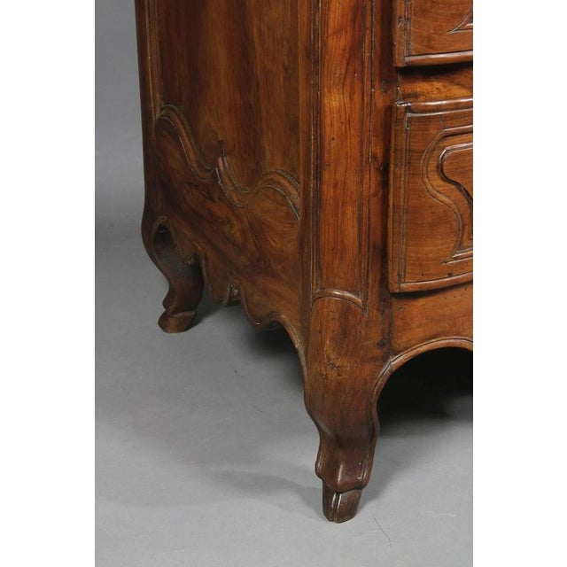 Mid 18th Century Louis XV Provincial Walnut Commode For Sale - Image 5 of 10